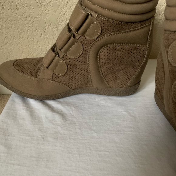 Shoes - Picture 3 of 4